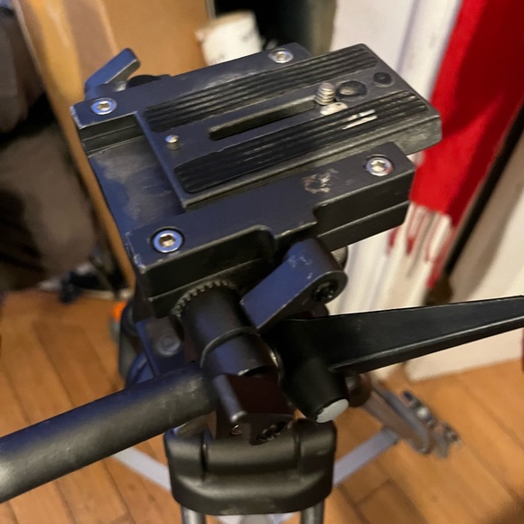 Ravelli tripod stand premium 67”-70” adjust aluminum and plastic - Picture 3 of 5